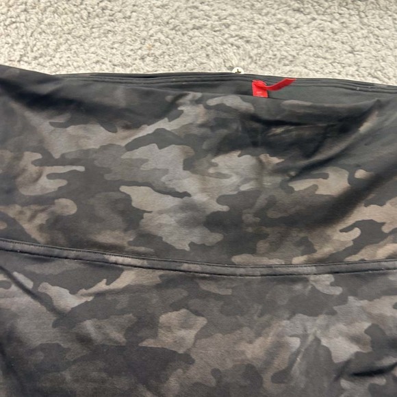 Spanx Leggings Womens Pedal Pusher Size Large Black Camo - Picture 2 of 9